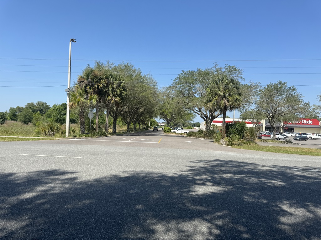 Winn Dixie Entrance off Main Street in Bushnell Florida